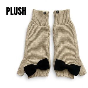 004 Plush Beige Knit Arm Warmers with Black Bow